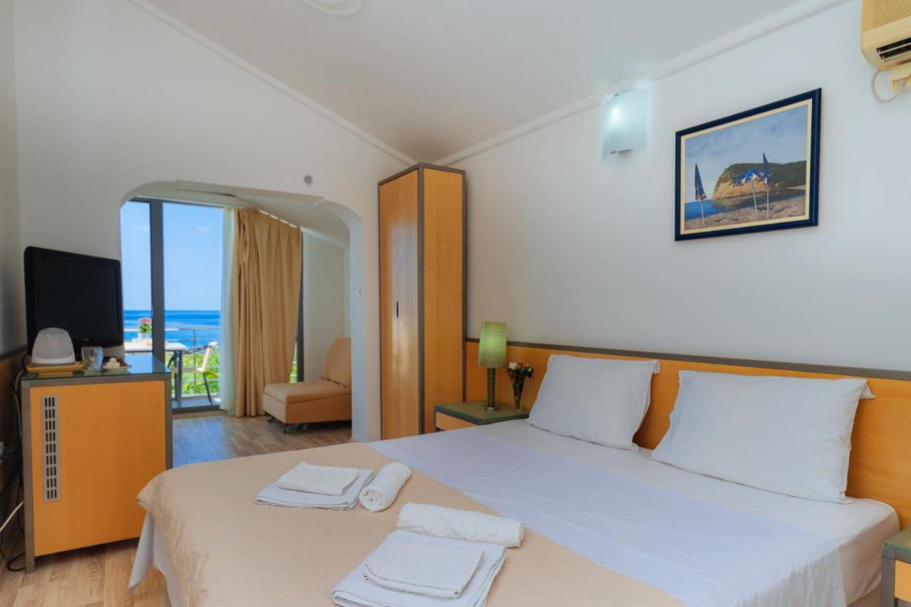 Hotel Savojo Петровац Экстерьер фото