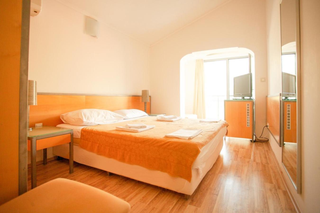 Hotel Savojo Петровац Экстерьер фото